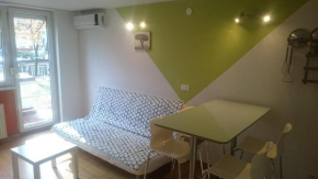 Colorful City Center Apartment - Free Parking